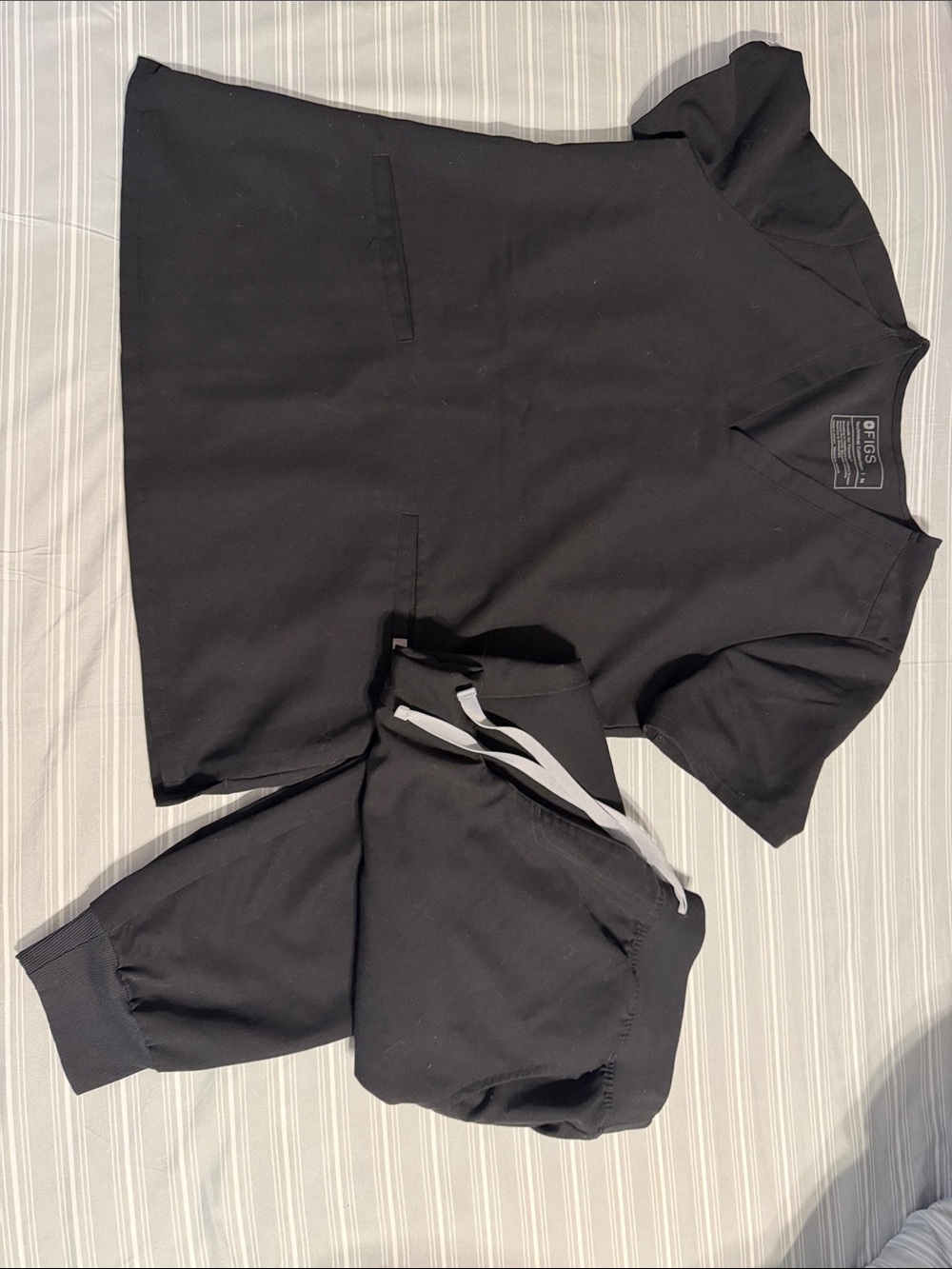 Figs Women’s Black V-Neck Tunic Scrub Top w/ Jogger Pants (This is a SET)